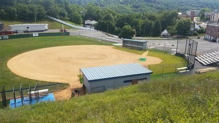 在本垒板周围和教练席前安装的新草皮减少了径流，同时改善了PSC垒球场的比赛表面和美观.